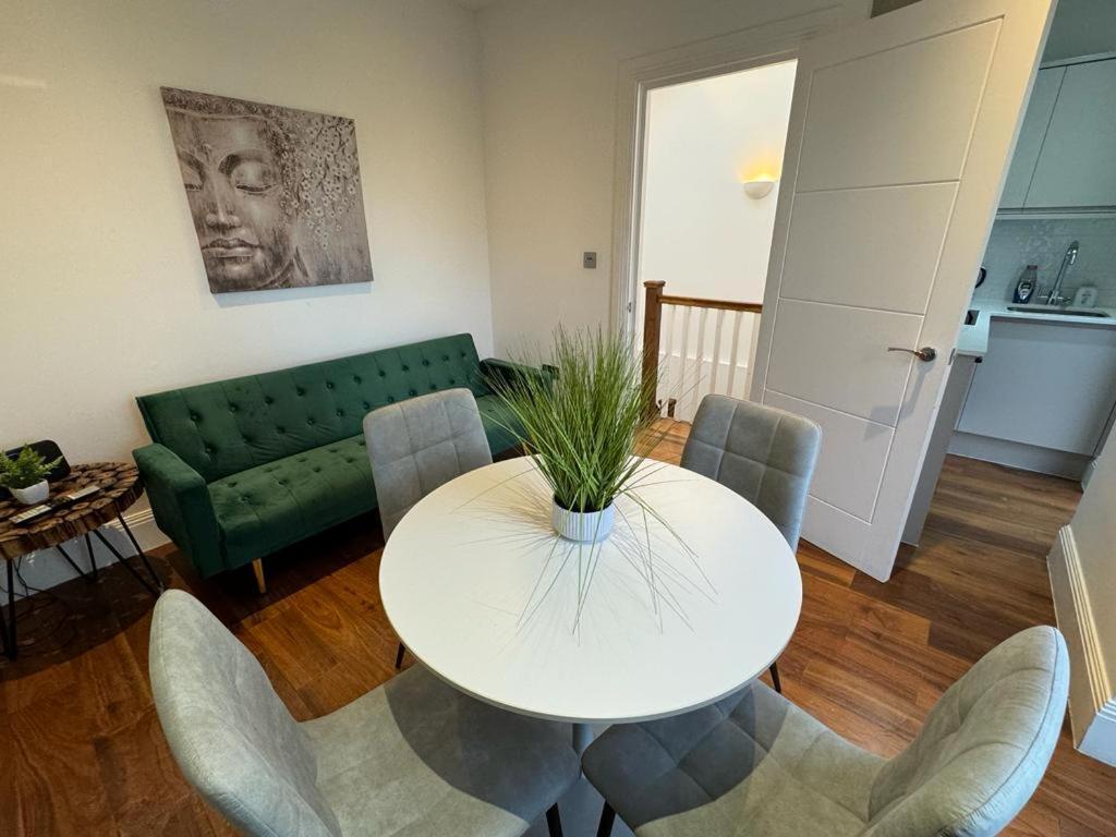 2 Bed 2 Bath Balcony View Wimbledon Tennis Case de vacanță Londra