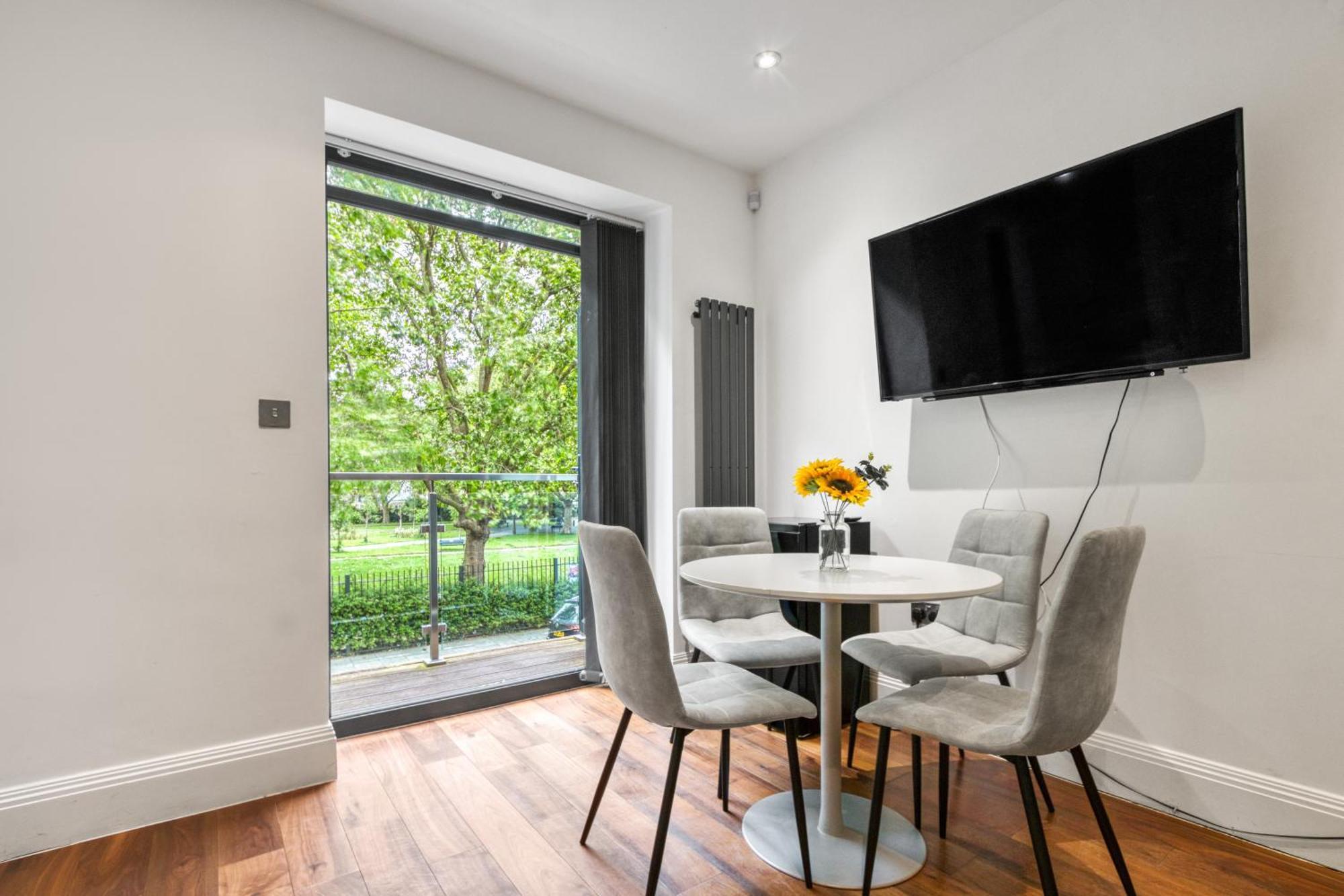 2 Bed 2 Bath Balcony View Wimbledon Tennis Case de vacanță Londra